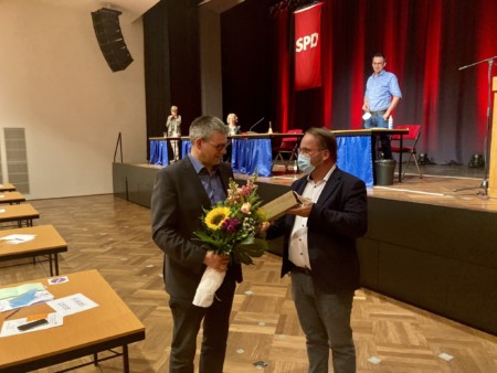 Der Bezirksvorsitzende Timon Gremmels gratuliert Friedel Lenze
