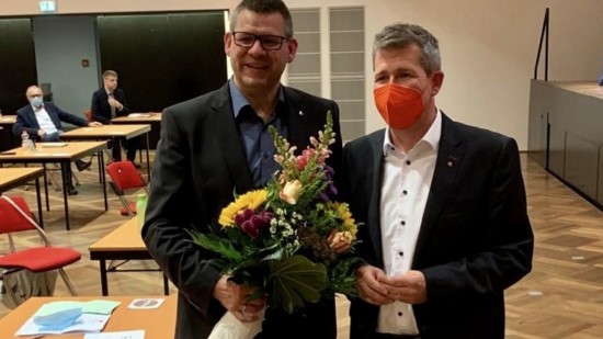 Dirk Oetzel gratuliert Friedel Lenze